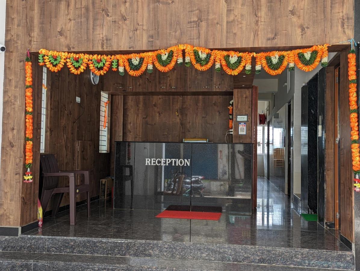 Lakshmi Paradise Lodge A/C Pollāchi المظهر الخارجي الصورة