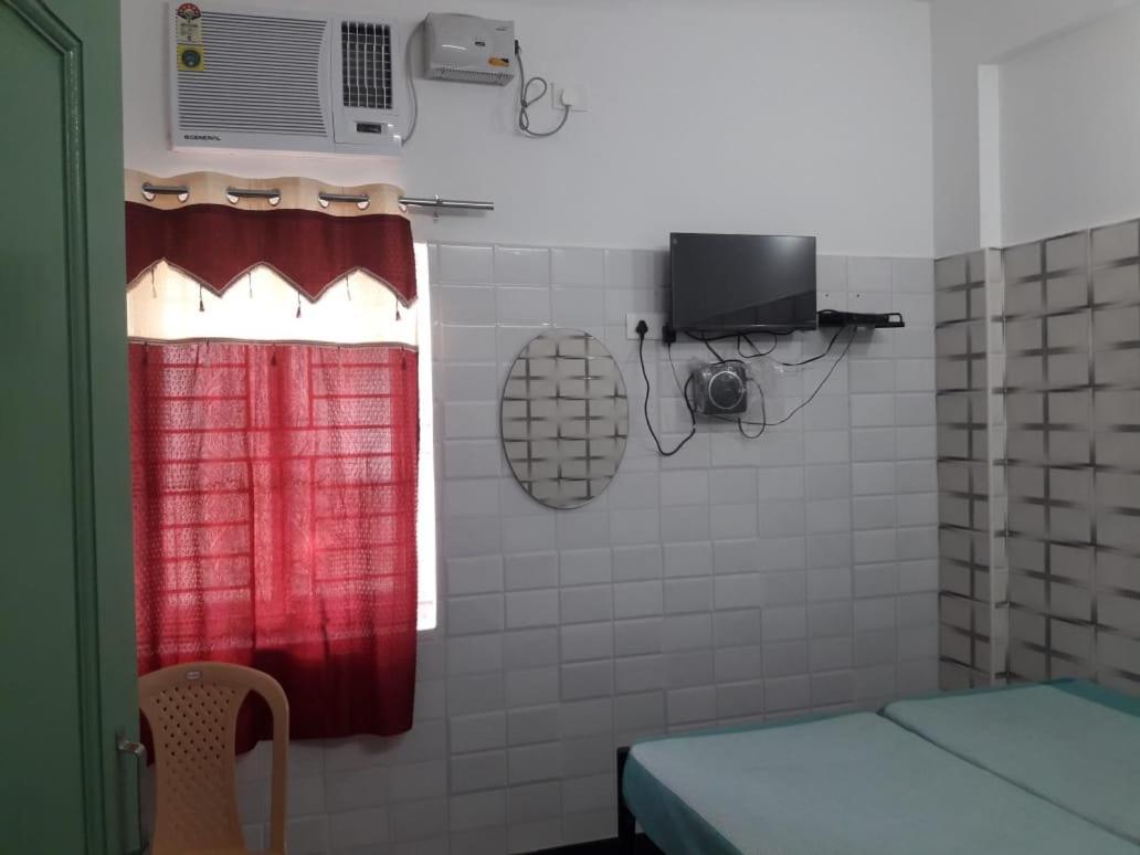 Lakshmi Paradise Lodge A/C Pollāchi المظهر الخارجي الصورة